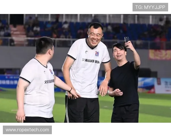 光着脚的足球明星如何在绿茵场上展现独特魅力与非凡技艺 光着脚的足球明星如何在绿茵场上展现独特魅力与非凡技艺