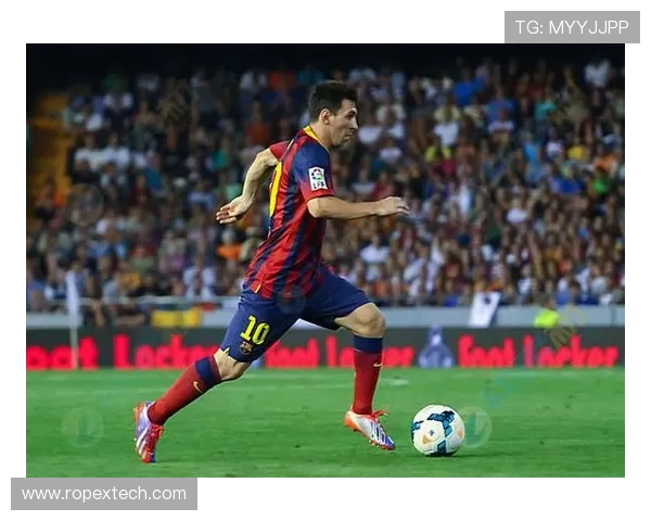 足球明星在赛场上背负对手的压力勇敢奔跑展现无畏精神与奋斗决心 足球明星在赛场上背负对手的压力勇敢奔跑展现无畏精神与奋斗决心