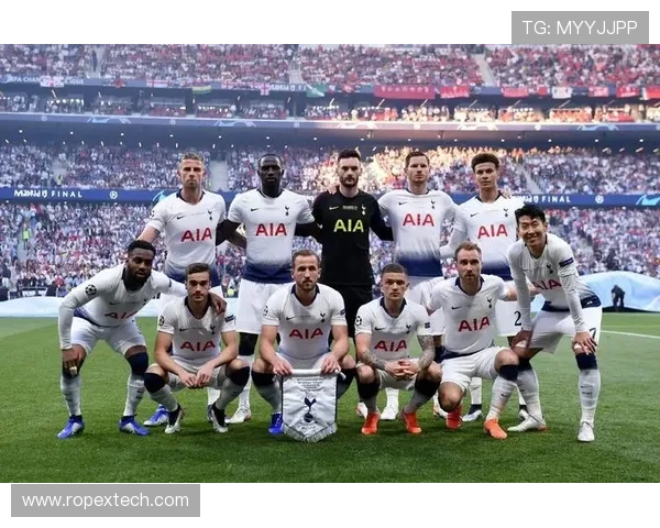 足球明星街头偶遇球员引发粉丝热议共同畅谈足球梦想与未来计划 足球明星街头偶遇球员引发粉丝热议共同畅谈足球梦想与未来计划