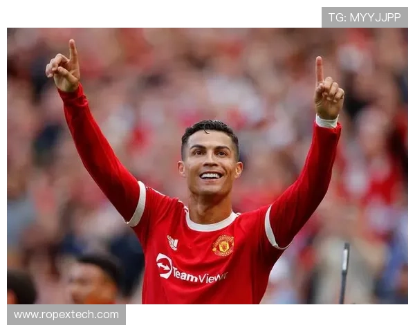 足球巨星C罗的标志性形象与影响力解析